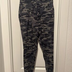Alphalete Men’s Gray Camo Joggers
